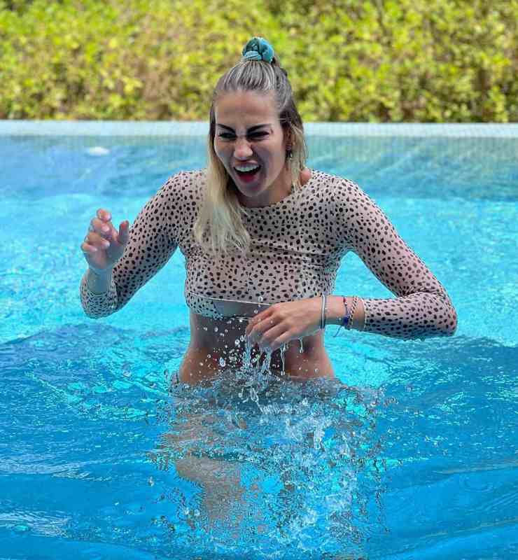 Veronica Angeloni fa impazzire i fan: il bagno in piscina diventa rovente