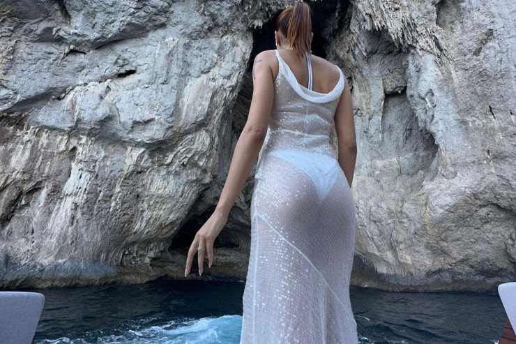 Elodie barca lato B trasparenze