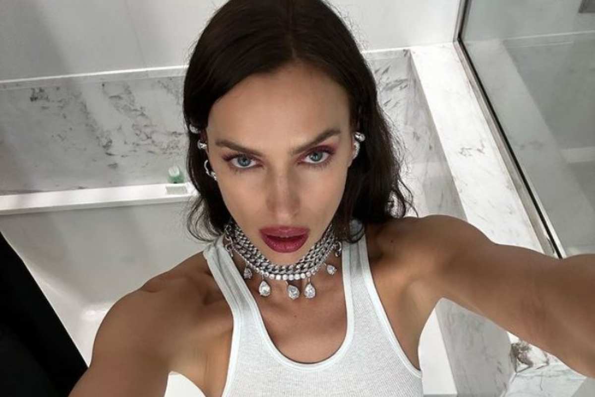 Irina Shayk, vestito corto: che visione