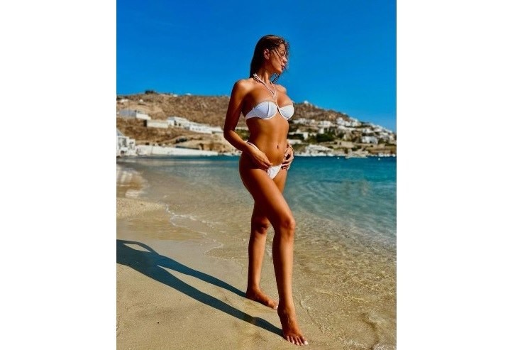 Jolanda De Rienzo spiaggia Mykonos esplosiva 