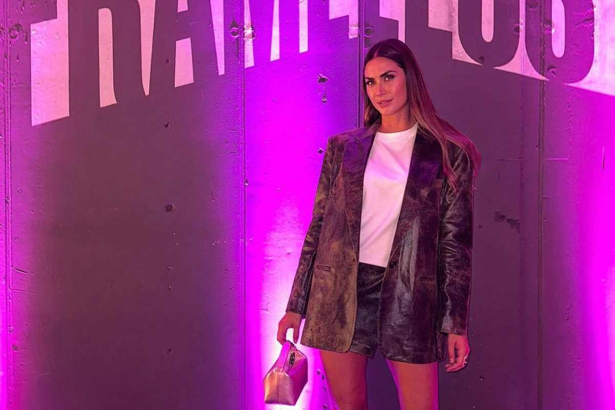 Outift total black e fan in delirio: Melissa Satta da guardare con cautela